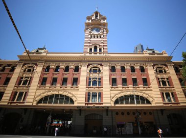 Melbourne, Avustralya - 24 Ocak 2019: Melbourne'deki Ikonik Flinders Street Tren İstasyonu. 1910 yılında tamamlanmıştır ve her gün 100.000'den fazla kişi tarafından kullanılmaktadır.