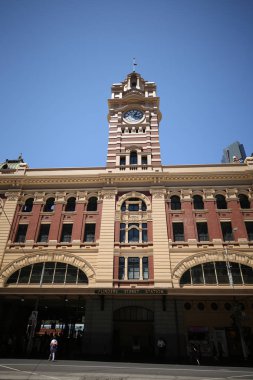 Melbourne, Avustralya - 24 Ocak 2019: Melbourne'deki Ikonik Flinders Street Tren İstasyonu. 1910 yılında tamamlanmıştır ve her gün 100.000'den fazla kişi tarafından kullanılmaktadır.