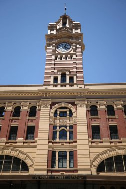 Melbourne, Avustralya - 24 Ocak 2019: Melbourne'deki Ikonik Flinders Street Tren İstasyonu. 1910 yılında tamamlanmıştır ve her gün 100.000'den fazla kişi tarafından kullanılmaktadır.