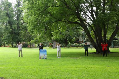 Melbourne, Avustralya - 27 Ocak 2019: Falun Dafa Fitzroy Gardens, Melbourne'de antrenman yapıyor