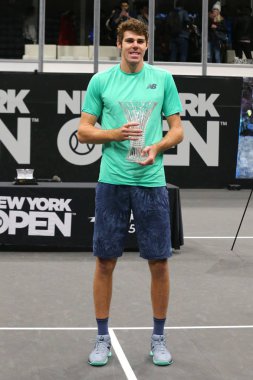 Uniondale, New York - 14 Şubat 2019: Profesyonel tenisçi Reilly Opelka, Uniondale, New York'ta düzenlenen 2019 New York Açık tenis turnuvasında kazandığı zaferin ardından kupa sunumu sırasında ABD'li