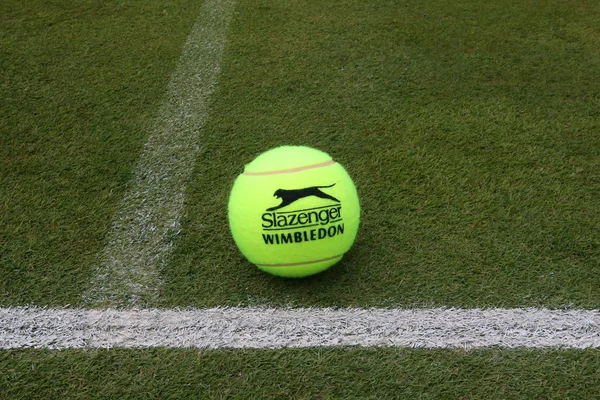 New York Juli 2019 Slazenger Wimbledon Tennisball Grass Tennis Court — Stockfoto