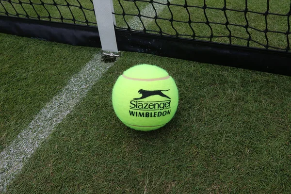 New York Juli 2019 Slazenger Wimbledon Tennisball Grass Tennis Court — Stockfoto