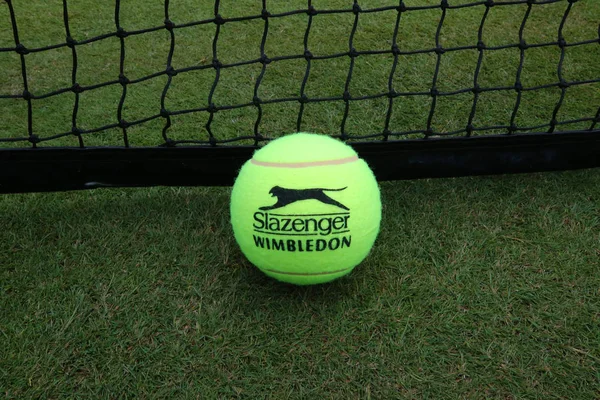New York Juillet 2019 Slazenger Wimbledon Tennis Ball Sur Court — Photo