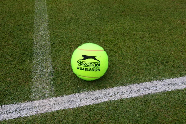 New York Juli 2019 Slazenger Wimbledon Tennisboll Gräs Tennis Bana — Stockfoto