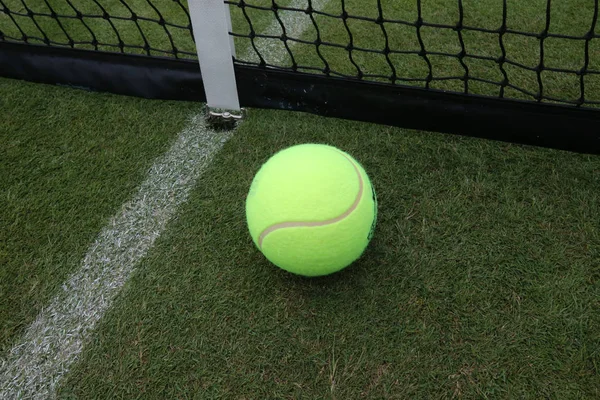 芝生のテニスコートのテニスボール — ストック写真