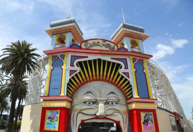 Melbourne, Avustralya - 25 Ocak 2019: Luna Park Ana Kapısı. Melbourne Luna Park, St Kilda'daki Port Phillip Körfezi'nin ön kıyısında yer alan tarihi bir eğlence parkıdır. 1912'de açıldı.