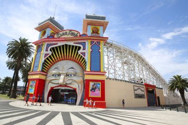 Melbourne, Avustralya - 25 Ocak 2019: Luna Park Ana Kapısı. Melbourne Luna Park, St Kilda'daki Port Phillip Körfezi'nin ön kıyısında yer alan tarihi bir eğlence parkıdır. 1912'de açıldı.