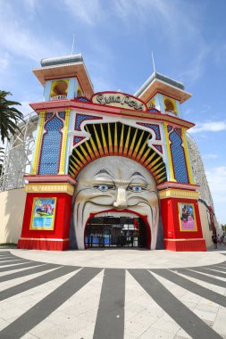 Melbourne, Avustralya - 25 Ocak 2019: Luna Park Ana Kapısı. Melbourne Luna Park, St Kilda'daki Port Phillip Körfezi'nin ön kıyısında yer alan tarihi bir eğlence parkıdır. 1912'de açıldı.