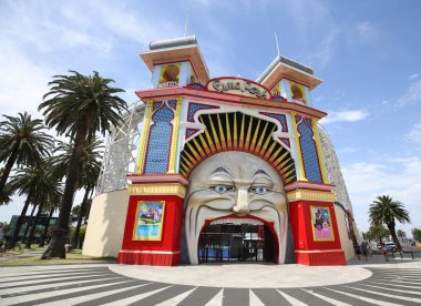 Melbourne, Avustralya - 25 Ocak 2019: Luna Park Ana Kapısı. Melbourne Luna Park, St Kilda'daki Port Phillip Körfezi'nin ön kıyısında yer alan tarihi bir eğlence parkıdır. 1912'de açıldı.