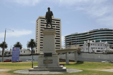 St Kilda, Avustralya - 25 Ocak 2019: Melbourne, Avustralya'daki St. Kilda banliyösünde ki Royal Melbourne Yat Filosu önünde Kaptan James Cook heykeli.  