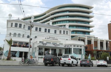 St Kilda, Avustralya - 25 Ocak 2019: Melbourne'deki St. Kilda banliyösünde ki Tarihi Hotel Esplanade. Avustralya'nın en uzun sürekli canlı müzik mekanı.