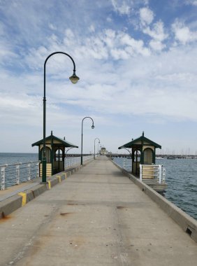 St Kilda, Avustralya - 25 Ocak 2019: Melbourne'deki Port Philip Bay'deki St Kilda İskelesi. St Kilda İskelesi Melbourne'un simge yapılarından biridir ve geleneksel olarak Melbourne'un en popüler turistik yerlerinden biridir.