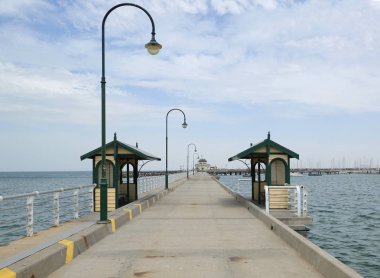 St Kilda, Avustralya - 25 Ocak 2019: Melbourne'deki Port Philip Bay'deki St Kilda İskelesi. St Kilda İskelesi Melbourne'un simge yapılarından biridir ve geleneksel olarak Melbourne'un en popüler turistik yerlerinden biridir.