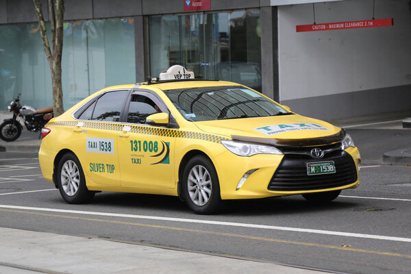 МЕЛЬБУРН, Австрия - 23 ЯНВАРЯ 2019: Такси в центре Мельбурна, Австралия
