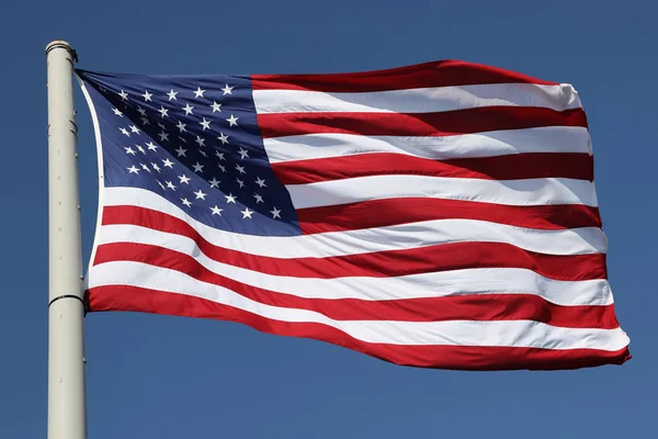 風の中のアメリカ国旗 — ストック写真