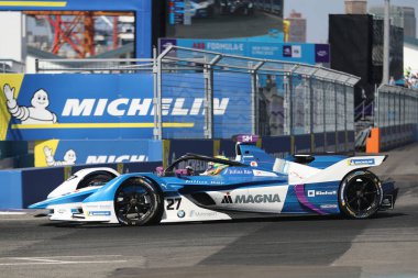 New York - 14 Temmuz 2019: Bmw Andretti Team'den İngiliz profesyonel yarış pilotu Alexander Sims, 2019 New York City E-Prix 13 turunda Brooklyn'deki Red Hook'ta Formula E otomobilini (27) kullanıyor