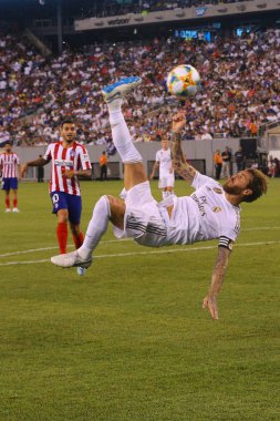 East Rutherford, NJ-26 Temmuz 2019: Kaptan ve Real Madrid Sergio Ramos geri merkezi #4 MetLife stadyumda Atletico de Madrid karşı 2019 Uluslararası Şampiyonlar Kupası maçı sırasında bir bisiklet tekme gerçekleştirme. 