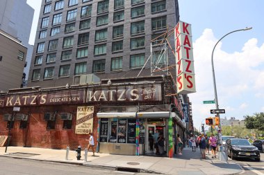 New York - 30 Temmuz 2019: Tarihi Katz's Delicatessen (est. 1888), Manhattan'ın Lower East Side'daki Pastırmalı sandviçleri ile ünlü bir restoran