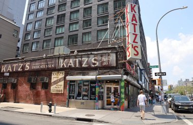 New York - 30 Temmuz 2019: Tarihi Katz's Delicatessen (est. 1888), Manhattan'ın Lower East Side'daki Pastırmalı sandviçleri ile ünlü bir restoran