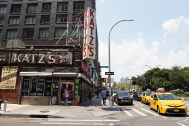 New York - 30 Temmuz 2019: Tarihi Katz's Delicatessen (est. 1888), Manhattan'ın Lower East Side'daki Pastırmalı sandviçleri ile ünlü bir restoran