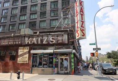 New York - 30 Temmuz 2019: Tarihi Katz's Delicatessen (est. 1888), Manhattan'ın Lower East Side'daki Pastırmalı sandviçleri ile ünlü bir restoran