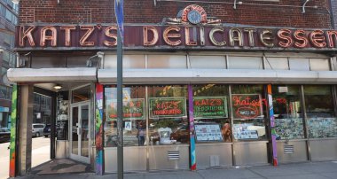 New York - 30 Temmuz 2019: Tarihi Katz's Delicatessen (est. 1888), Manhattan'ın Lower East Side'daki Pastırmalı sandviçleri ile ünlü bir restoran