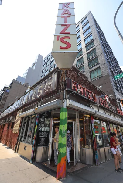 2019年7月30日 历史卡茨的熟食店 约1888年 一家著名的餐厅 以曼哈顿下东区的帕斯特拉拉米三明治而闻名 — 图库照片