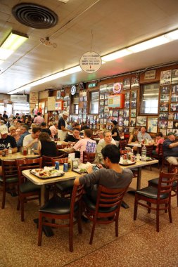 New York - 30 Temmuz 2019: Tarihi Katz Şarküteri turistler ve yerlilerle dolu. 1888 yılında kuruluşundan bu yana, pastırma sandviç için yerli halk ve turistler arasında popüler hale gelmiştir