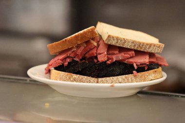 New York Şarküteri hizmet çavdar sandviç üzerinde ünlü pastırma
