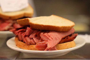 New York Deli'de servis edilen çavdar sandviçi ünlü Kielbasa