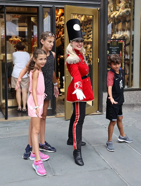 Nueva York Julio 2019 Portero Vestido Soldado Juguete Encuentra Afuera — Foto de Stock