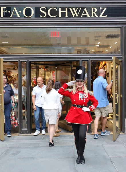 Nowy Jork Lipca 2019 Doorman Ubrany Jako Żołnierz Zabawka Stoi — Zdjęcie stockowe