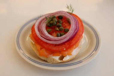 New York tarzı simit krem peynir, domates, soğan, kapari ile füme somon ile 