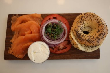 New York tarzı simit krem peynir, domates, soğan, kapari ile füme somon ile 