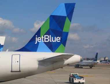 NEW YORK- 3 AĞUSTOS 2019: New York 'taki John F. Kennedy Uluslararası Havaalanı' nda JetBlue uçak kuyruğu yüzgeci