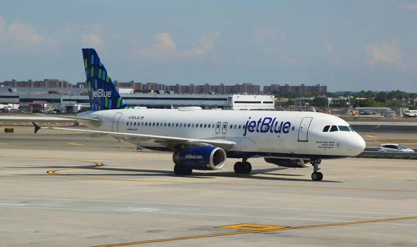 Nowy Jork Sierpnia 2019 Samolot Odrzutowy Pasie Startowym Lotnisku Johna — Zdjęcie stockowe
