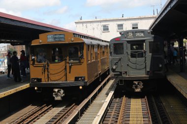 Brooklyn, New York - 26 Haziran 2015: Brooklyn, New York'taki Brighton Beach İstasyonu'nda vintage metro vagonu.