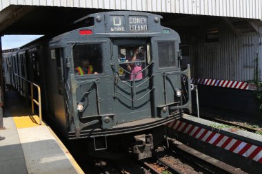 Brooklyn, New York - 26 Haziran 2015: Brooklyn, New York'taki Brighton Beach İstasyonu'nda vintage metro vagonu.