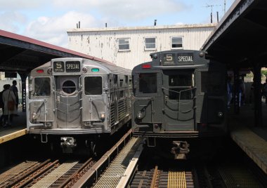 Brooklyn, New York - 26 Haziran 2015: Brooklyn, New York'taki Brighton Beach İstasyonu'nda vintage metro vagonu.