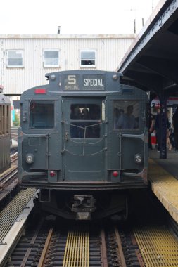 Brooklyn, New York - 26 Haziran 2015: Brooklyn, New York'taki Brighton Beach İstasyonu'nda vintage metro vagonu.