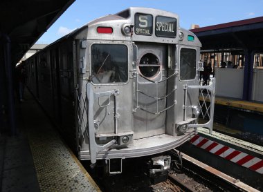 Brooklyn, New York - 26 Haziran 2015: Brooklyn, New York'taki Brighton Beach İstasyonu'nda vintage metro vagonu.