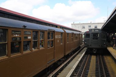 Brooklyn, New York - 26 Haziran 2015: Brooklyn, New York'taki Brighton Beach İstasyonu'nda vintage metro vagonu.