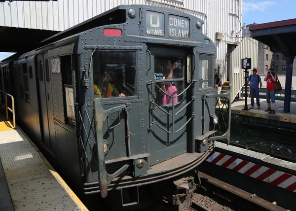 布鲁克林 2015年6月26日 纽约布鲁克林布赖顿海滩站的老式地铁车 — 图库照片