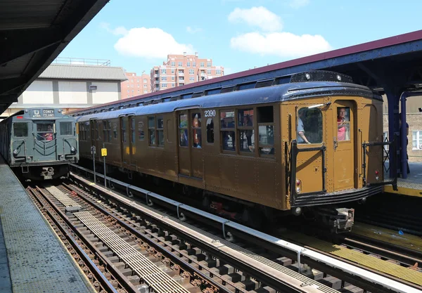 Brooklyn Nueva York Junio 2015 Coche Metro Vintage Estación Brighton —  Fotos de Stock