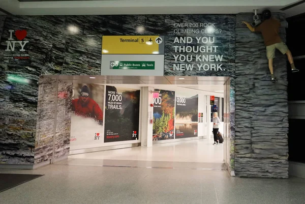 2019年3月12日 纽约肯尼迪国际机场捷蓝5号航站楼内 — 图库照片