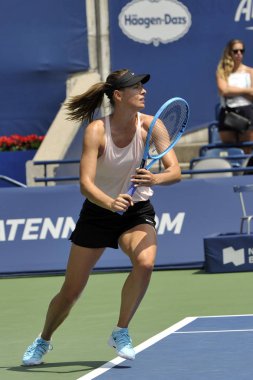 Toronto, Kanada - 3 Ağustos 2019: Toronto'da 2019 Rogers Cup için Rusya Federasyonu uygulamaları beş kez Grand Slam Şampiyonu Maria Sharapova