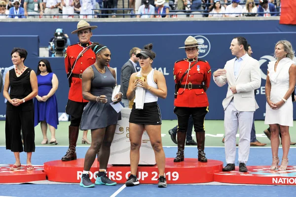 多伦多 多伦多 2019年8月11日 加拿大多伦多 2019年8月11日 大满贯冠军塞雷娜 威廉姆斯 和加拿大的比安卡 安德烈斯库在加拿大多伦多2019年罗杰斯杯决赛后举行的奖杯颁奖仪式上 — 图库照片