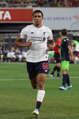 New York - 24 Temmuz 2019: Liverpool Fc'den sağ bek Trent Alexander-Arnold (66), New York Yankees Stadyumu'nda oynanan 2019 Western Union Cup maçında Sporting Cp'ye karşı mücadele ediyor