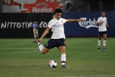 New York - 24 Temmuz 2019: Liverpool Fc'den orta saha oyuncusu Curtis Jones (48), 2019 Western Union Cup maçında New York Yankees Stadyumu'nda Sporting Cp'ye karşı mücadele ediyor